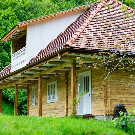 Ferma De Sub Penteleu * Varlaam (Buzau)